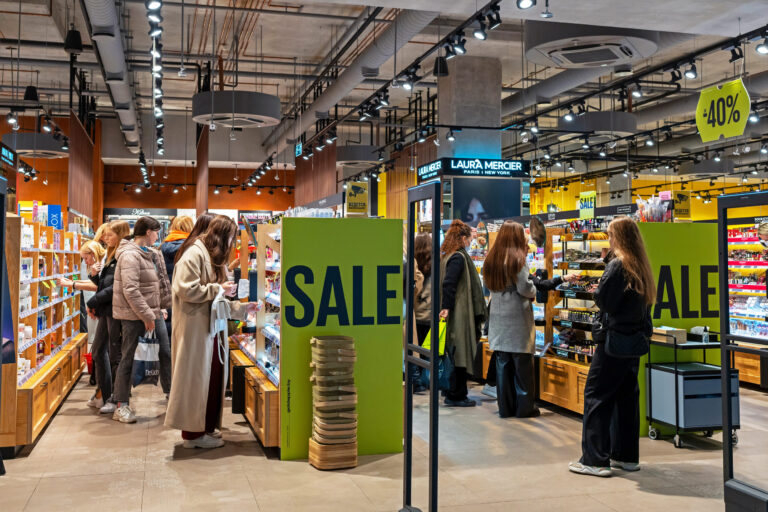 Retail Shockwave: 5 Major U.S. Stores Feeling the Inflation Squeeze and What Smart Shoppers Are Doing in 2026