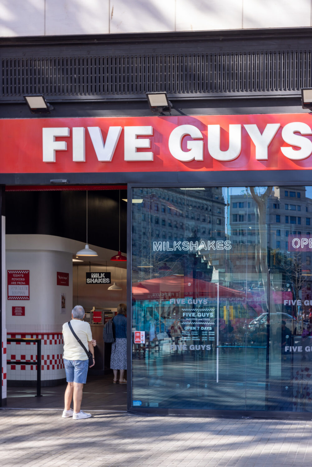 14 Alarming Reasons Five Guys Is Closing U.S. Restaurants 4 235714634 m