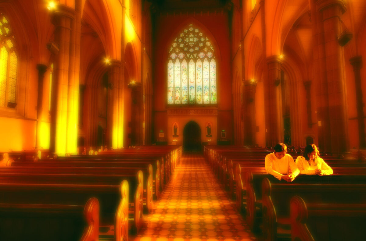 American Churches Face a Brutal Truth as Millions Drift Away From Organized Religion 1 Couple praying at church