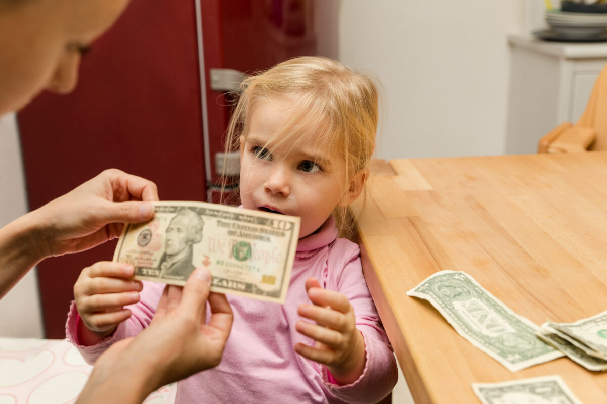 The 10 Best and Worst States for Having Kids, and Why Some “Affordable” Places Are Misleading 3 concept of pocket money for a little girl