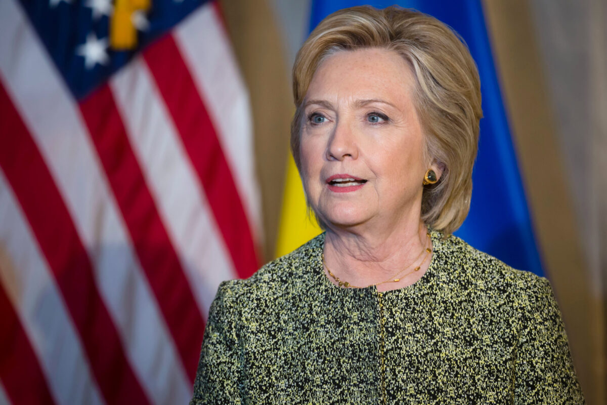 Hillary Clinton says Trump can’t “clean a pool” or run a “real 250th party,” arguing it reflects not just incompetence but also “corruption.” 1 62654824 l