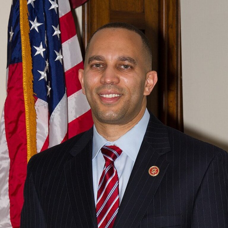 Hakeem Jeffries Takes Democrats’ Affordability Message to Pennsylvania Battleground as Midterms Approach 