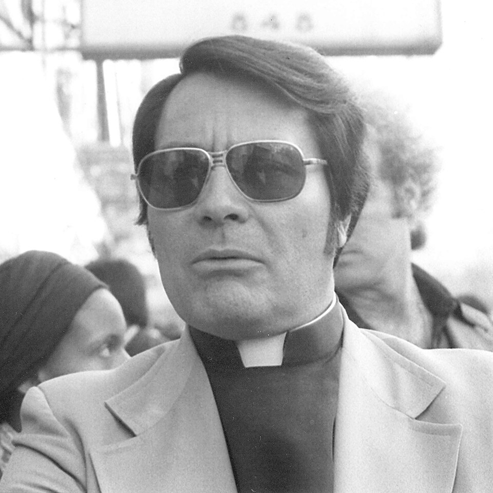 8 Brutal Cult Leaders Who Destroyed Thousands of Lives 3 Rev. Jim Jones 1977 cropped2