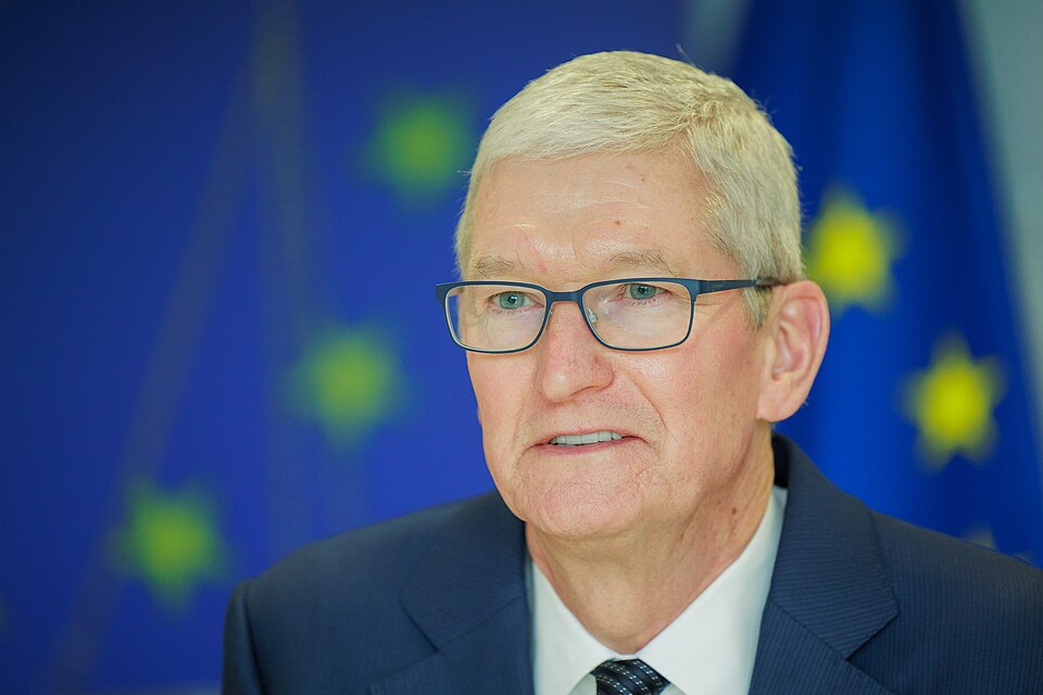 Visit of Tim Cook to the European Commission P061904 519423