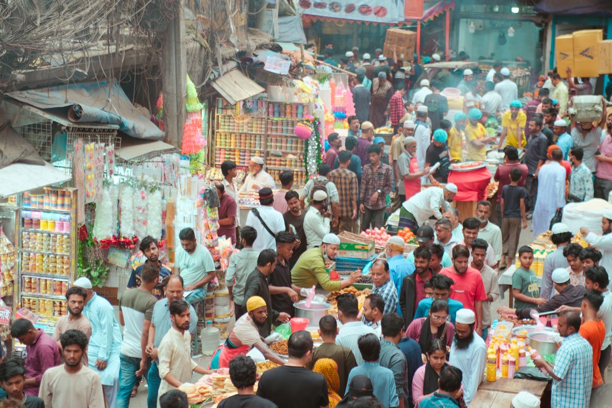 Starting a Food Business: 12 Hard Truths Most New Owners Realize Too Late 3 A bustling market full of diverse people and colorful stalls selling various goods.