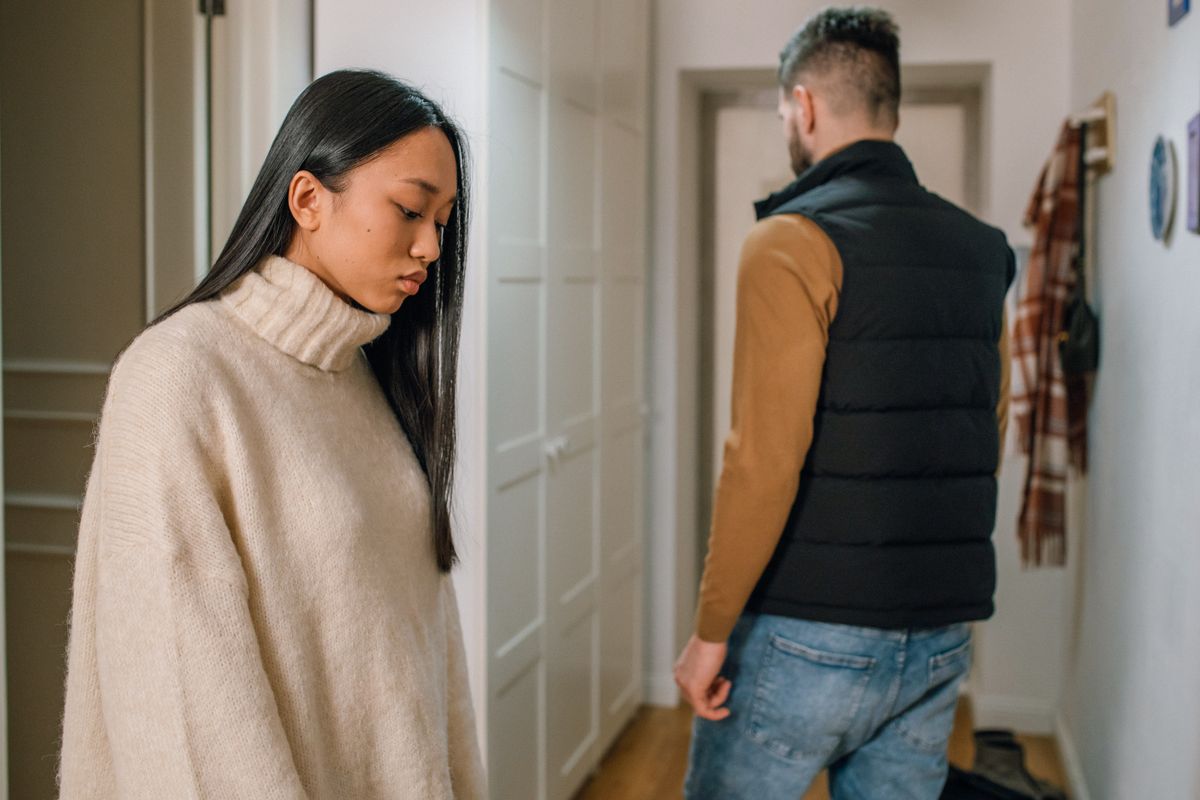 10 Warning Signs Your Marriage Is Slowly Destroying You 4 A couple experiencing relationship issues in a hallway, conveying emotional tension.