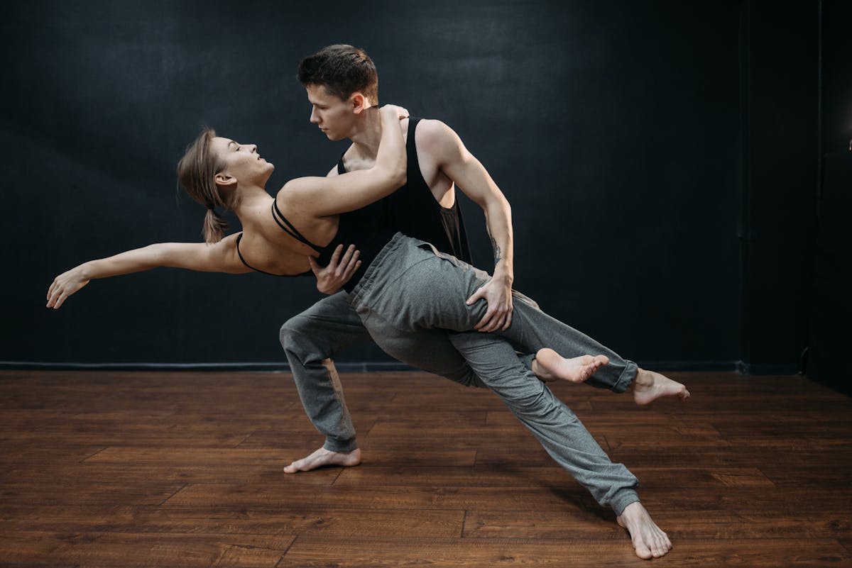 17 Presidential Habits That Made America’s Most Powerful Men Look Surprisingly Odd 1 A couple performing an elegant contemporary dance routine in a studio, showcasing balance and flexibility.