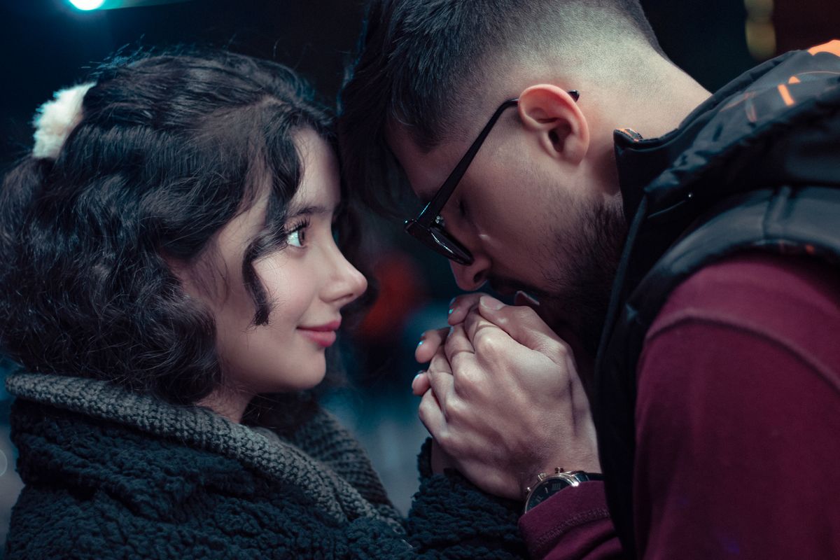 5 Things You Do Without Realizing That Make People Think About You More 1 A couple shares a tender moment in Mashhad at dusk, highlighting affection and connection.