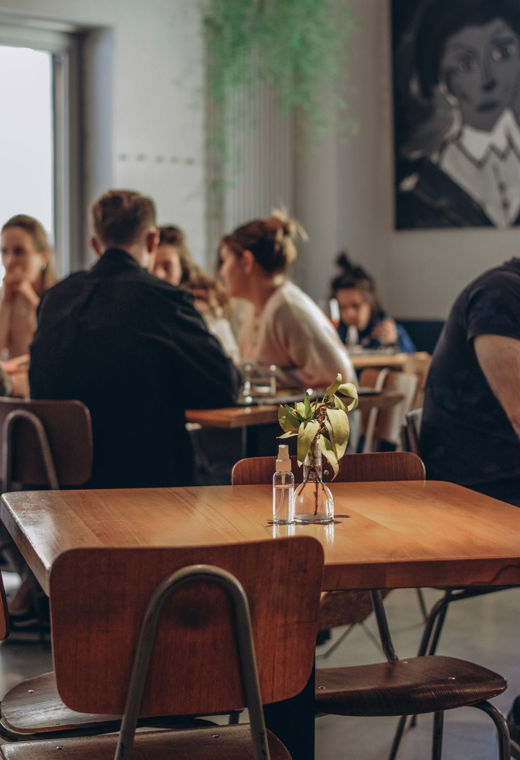 Grocery Price Index 2026: Why America’s Food Bills Are Still Rising Even as Weekly Price Growth Cools 4 A cozy cafe interior with people dining and chatting at wooden tables.