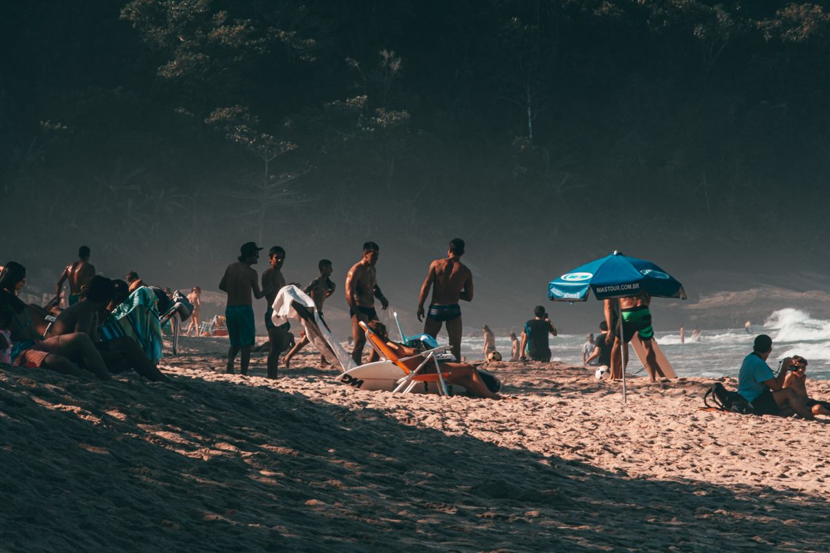 July 4 Chaos Looms as Americans Told to Skip Beaches and Limit Flag Displays Under New Warnings 1 A lively beach scene with people relaxing and enjoying the summer day by the ocean.