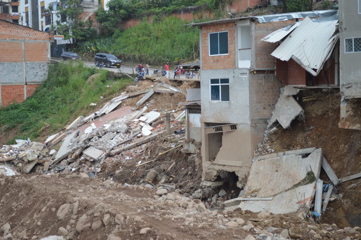 Over 100 Venezuelans Deported From the U.S. Are Missing After Deadly Earthquakes 1 A residential building partially collapsed due to a natural disaster, showcasing severe structural damage.