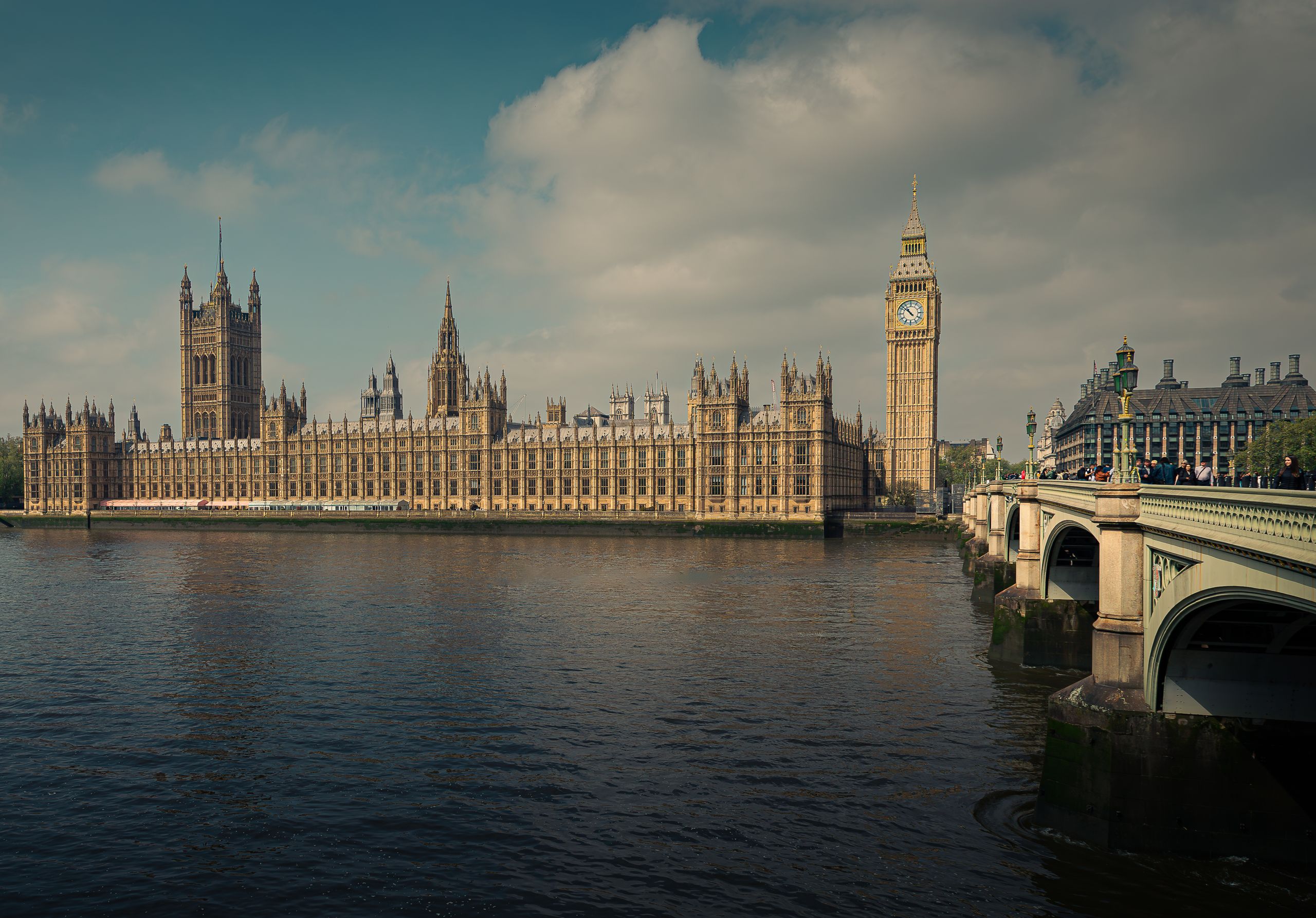 Trump Says Starmer Is Done. 24 Hours Later, Britain’s Prime Minister Steps Aside, and the Timing Is Setting Off Global Shockwaves 2 A stunning view of the Houses of Parliament and Big Ben alongside the River Thames in London, England.