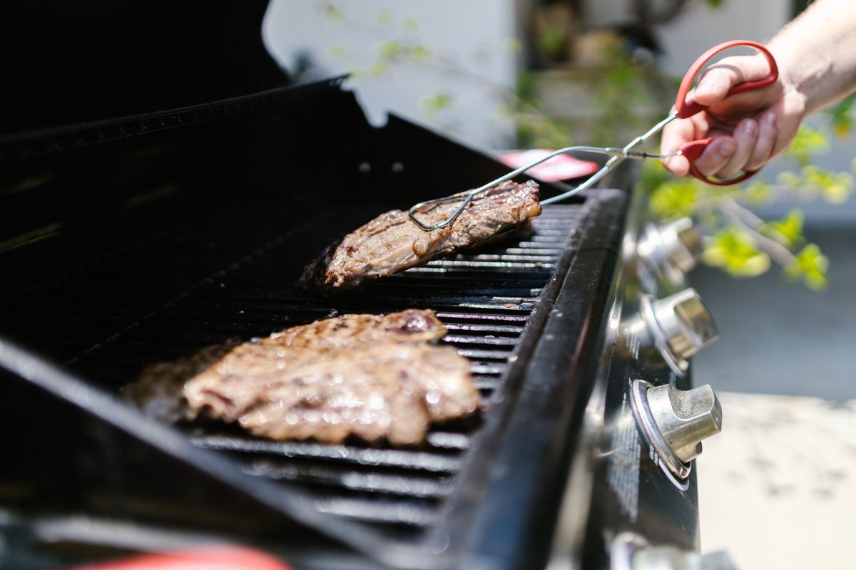 Stop Wasting Money: What Grocery Stores Don’t Want You to Know About Ribeye Steaks 2 Close-up of juicy steaks grilling on a barbecue, perfect for summer cookouts.