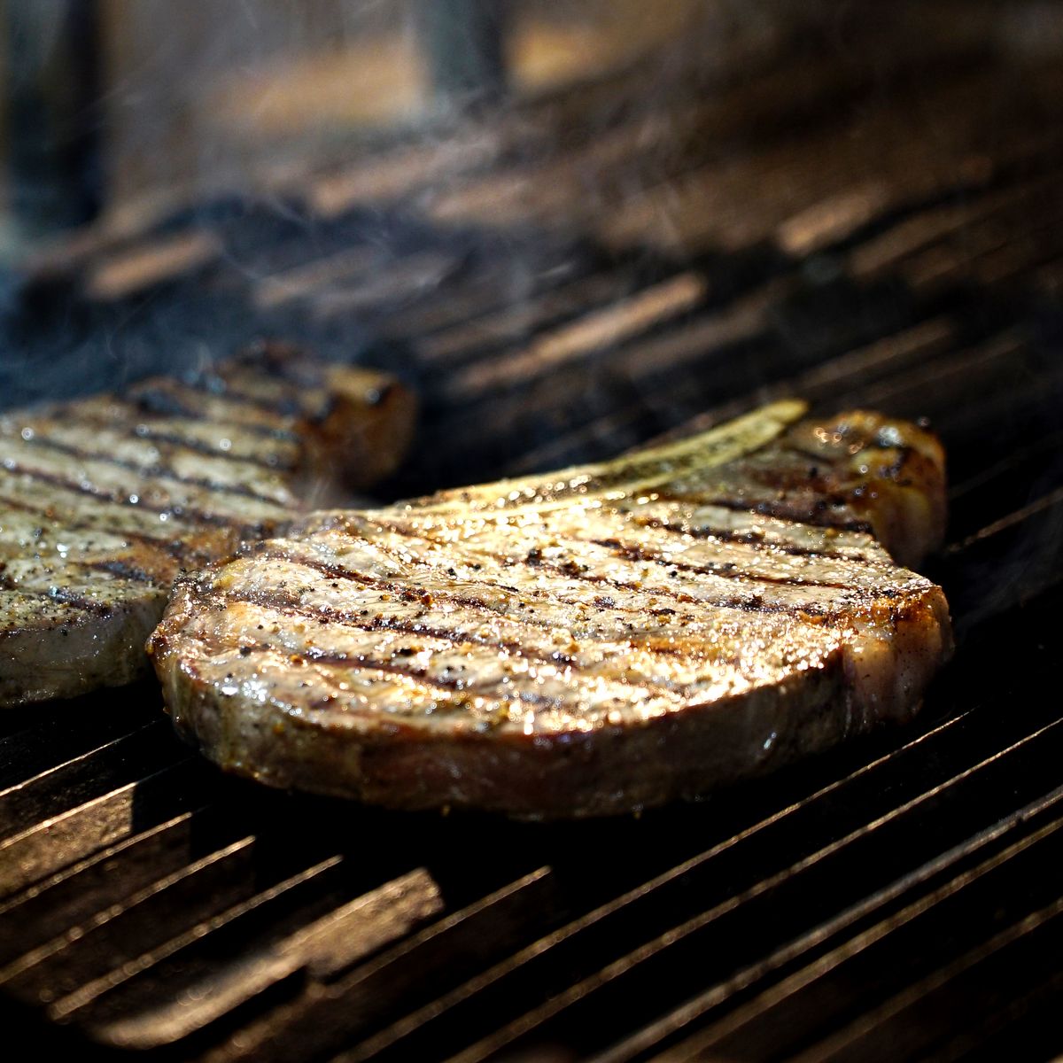 Stop Wasting Money: What Grocery Stores Don’t Want You to Know About Ribeye Steaks 1 Close-up of sizzling steaks with grill marks on a barbecue grill, highlighting delicious cooking.