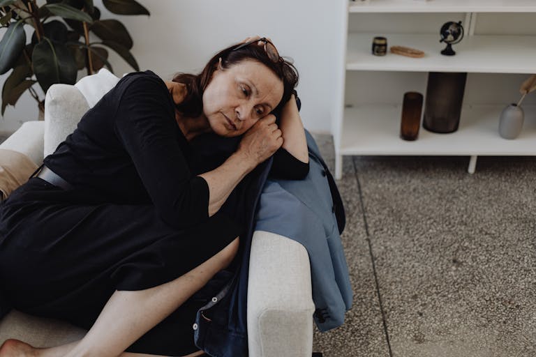 10 Obvious Signs Someone Is Completely Losing Themselves