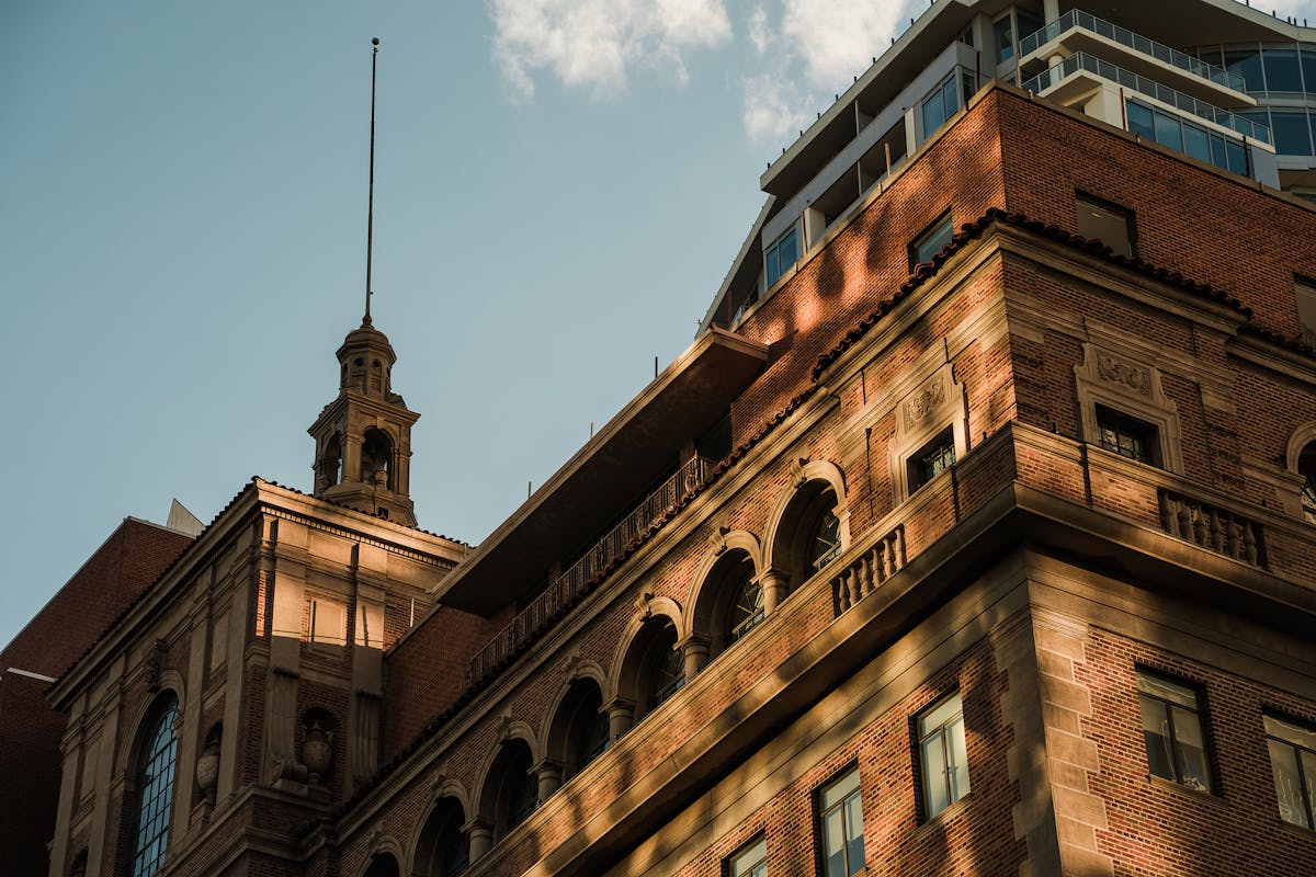 9 U.S. Cities Where Rising Heat Is Turning Daily Life Into a Nightmare 2 Elegant architectural detail of a historic building in Phoenix, Arizona, with warm sunset lighting.