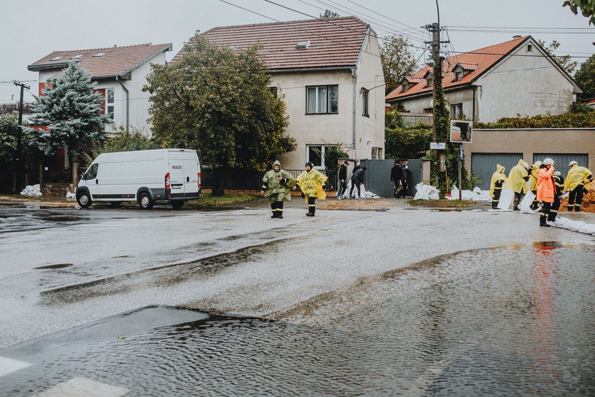 Del-Co Water Outages Update: Crews Respond to Emergency Repairs and Service Interruptions 1 Emergency response team members handle city flooding, deploying sandbags and wearing gear.