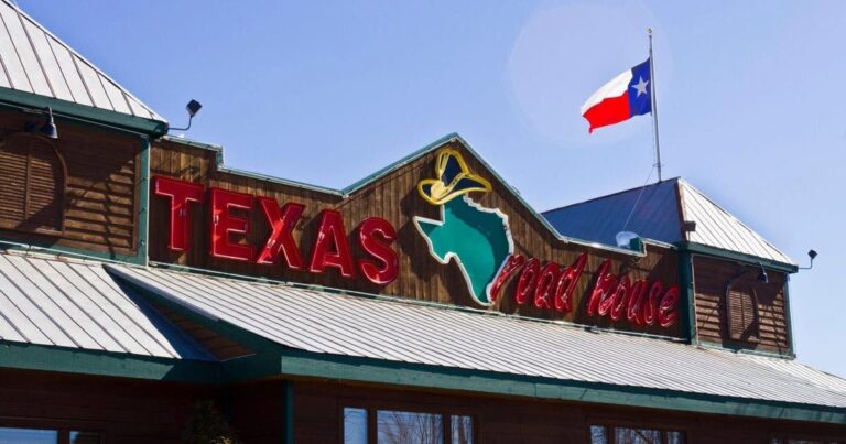 Texas Roadhouse Diner Spots Strange Wall Photo, Then Viewers Reveal the Country Music Legend Behind It