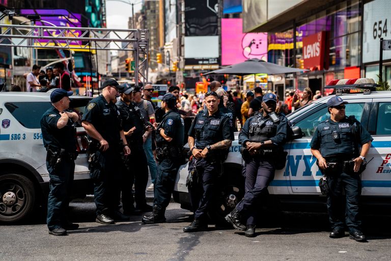 Mother Allegedly Leaves 13-Year-Old in Vehicle for Food Pickup, Returns to Find Six Police Officers Waiting