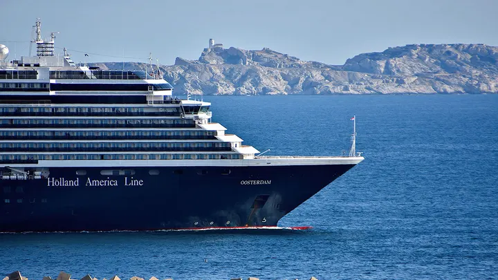 Cruise Tipping Charges Are Turning the “Affordable Vacation” Into a Bigger Bill Than Passengers Expected