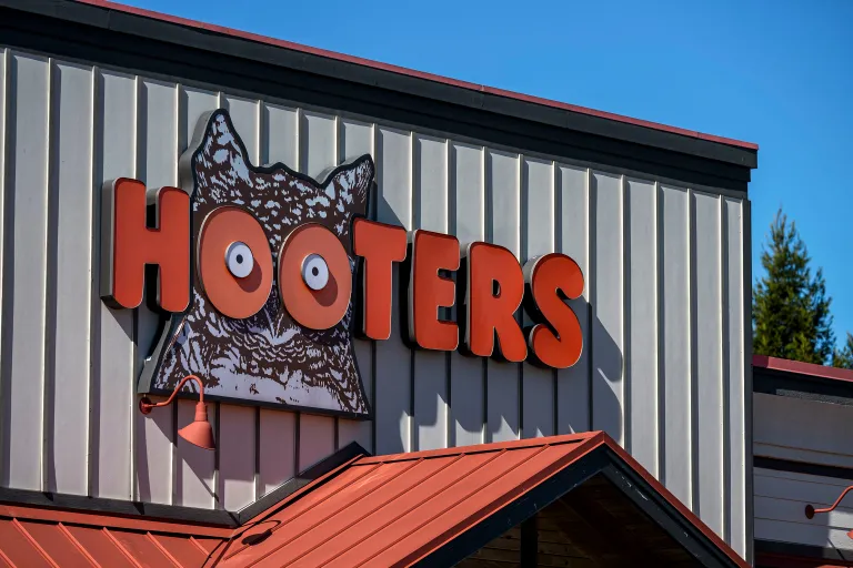New York’s final Hooters Has Closed its Doors, Marking Another Setback For a Once-Booming Restaurant Chain Now Fighting to Reinvent Itself.