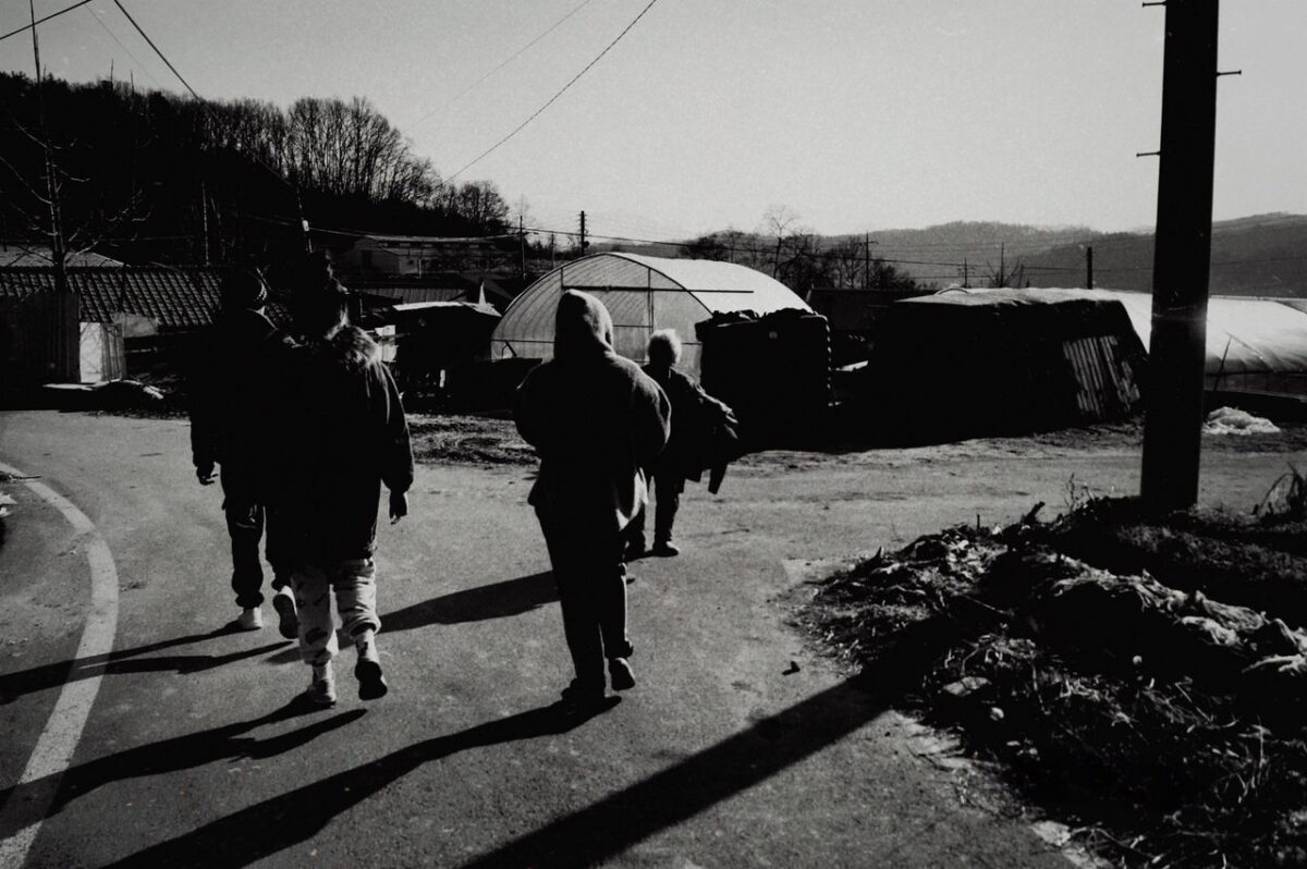 10 Things You Should Never Do When Someone Is Following You 2 rural-walk-through-goesan-gun-village