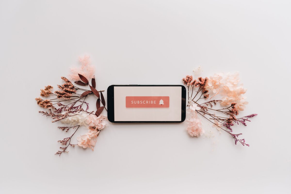 flat-lay-of-dried-flowers-and-mobile-phone