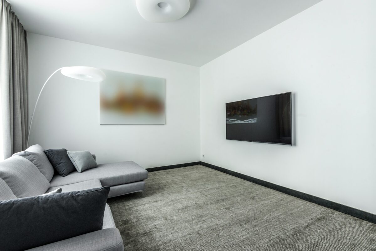 gray-couch-in-a-carpeted-living-room-with-white-walls
