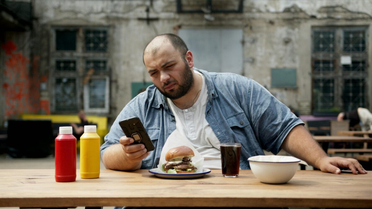 10 Worst Health Habits We Quietly Pick Up in Middle Age 4 pexels artempodrez 4728848