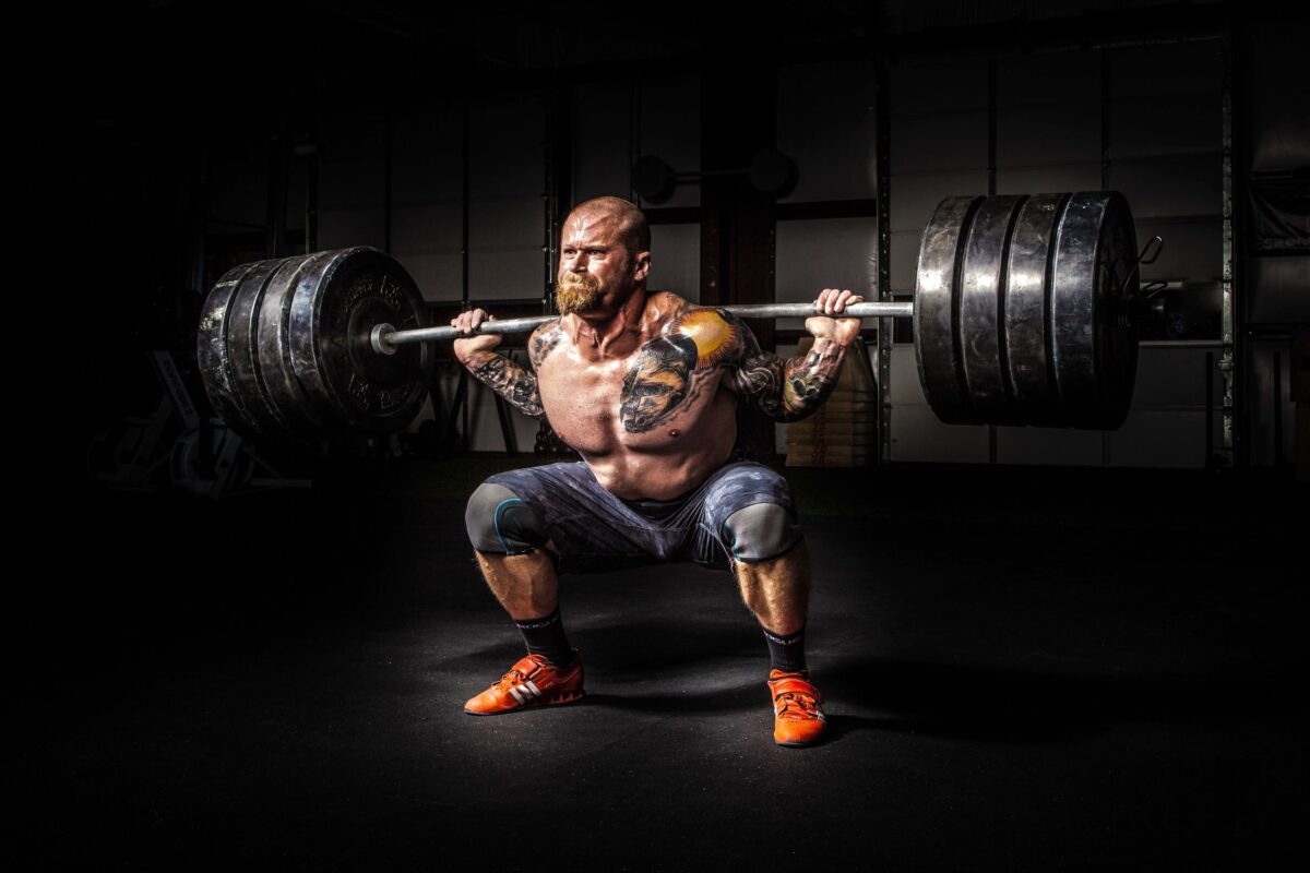man-lifting-barbel