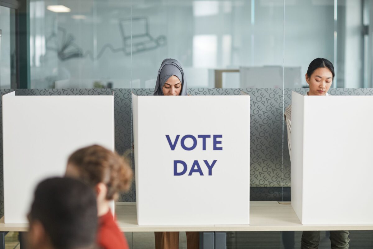 women-doing-voting