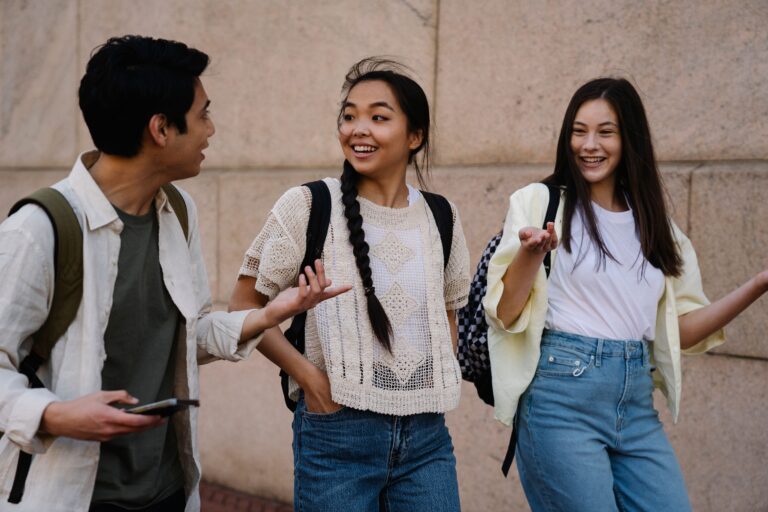 Chicago Young Adults Are Quietly Rewriting Social Life Through “Walk-and-Talk” Meetups