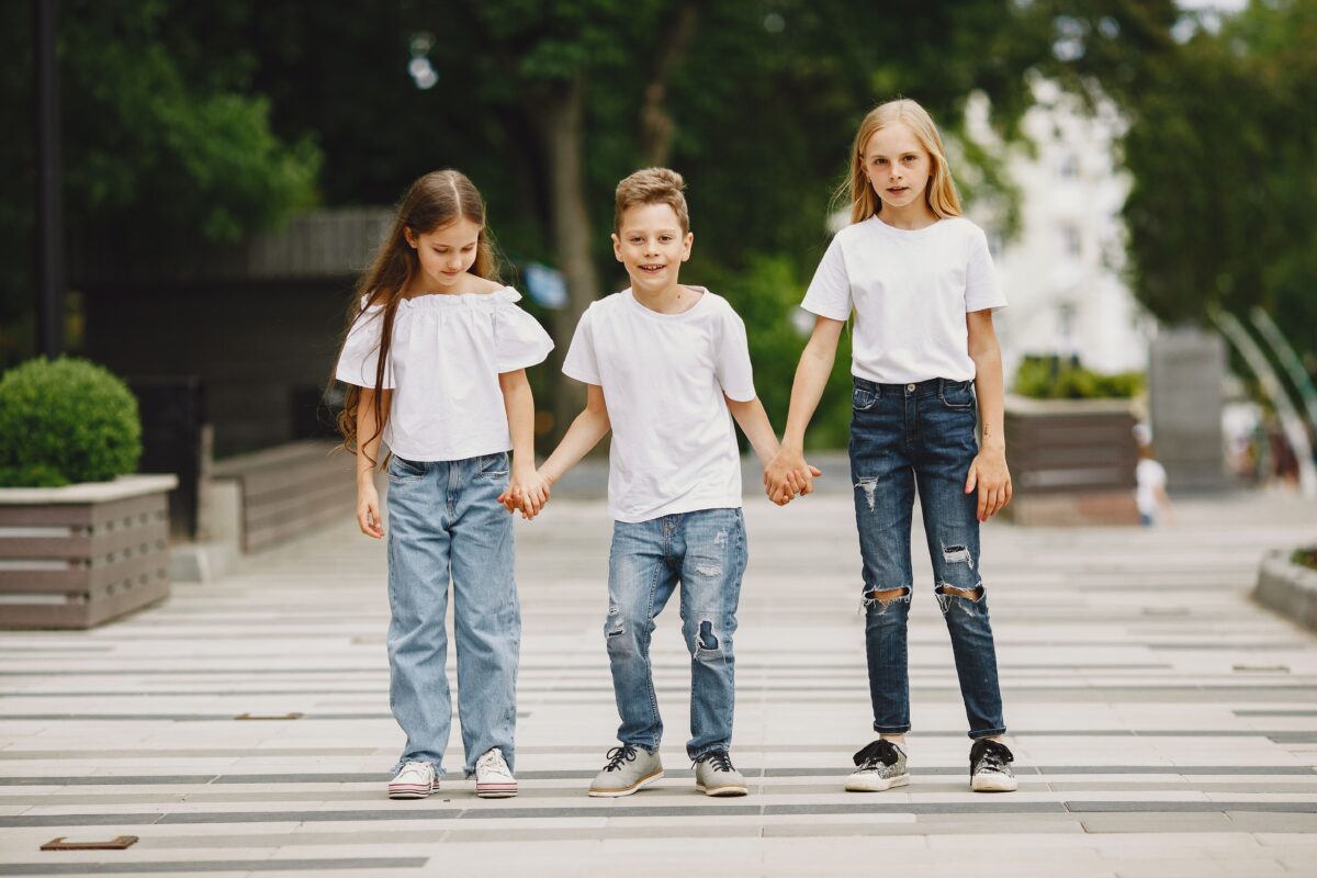 kid-friends-holding-hands-together