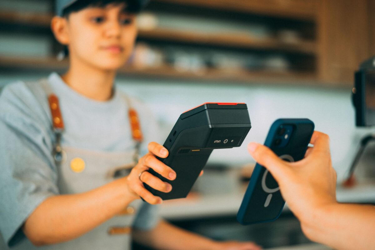 cashier-using-pdq