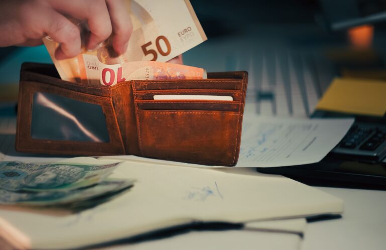 10 Shopping Habits That Quietly Drain Bank Accounts