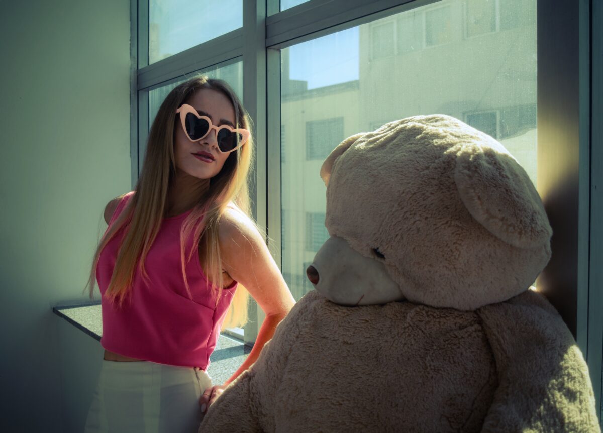 12 Style Choices That Quietly Make Women Look Less Attractive Than They Realize 1 fashionable-woman-with-giant-teddy-bear-indoors