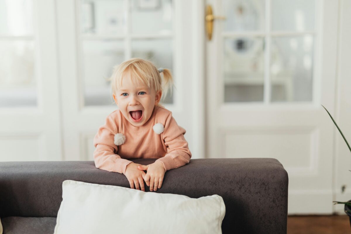 girl-screaming-in-room