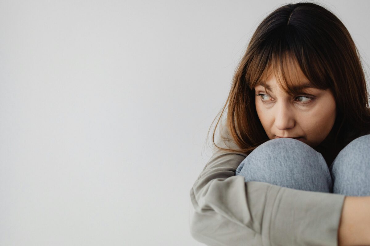 8 Ways Why Some Heartbreaks Hurt More Than Others 4 close-up-shot-of-a-woman-hugging-her-knees
