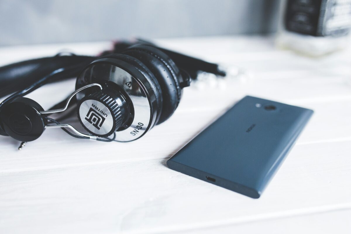 closeup-of-headphones-with-smart-phone
