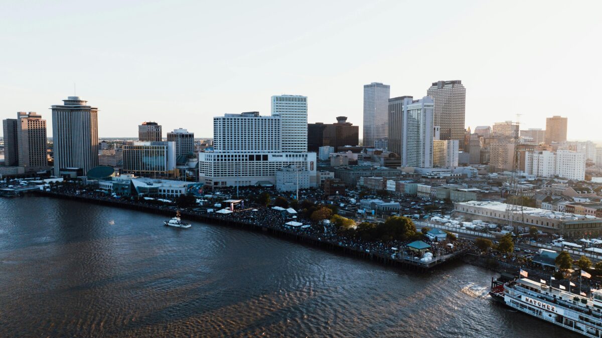 buildings-by-river-in-new-orleans