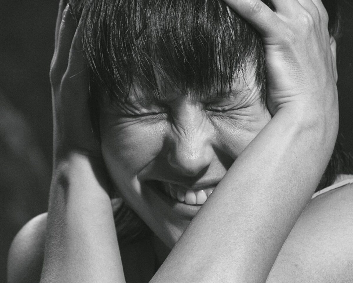 10 Things You Should Never Tell a Narcissist 4 grayscale-photo-of-woman-holding-her-head-with-pain