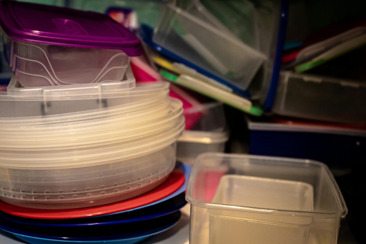 microwavable-plastic-containers-in-close-up-photography
