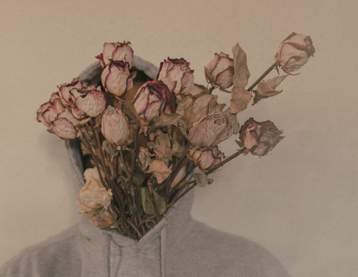 8 Things People Keep in Their Homes That Can Make Them Look Poorer Than They Are 2 withered-roses-covering-the-person-s-face