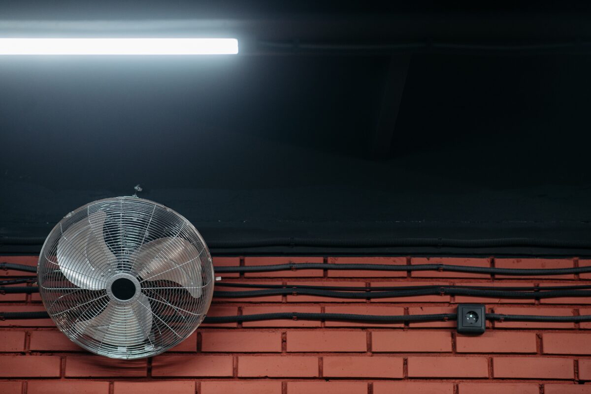electric-fan-under-a-fluorescent-light
