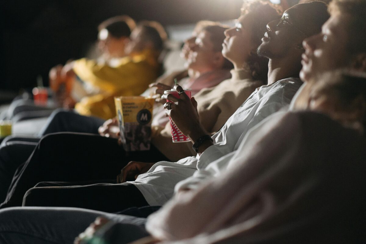 10 Ugly Reasons the World Secretly Rolls Its Eyes at Americans 5 people-watching-in-the-cinema