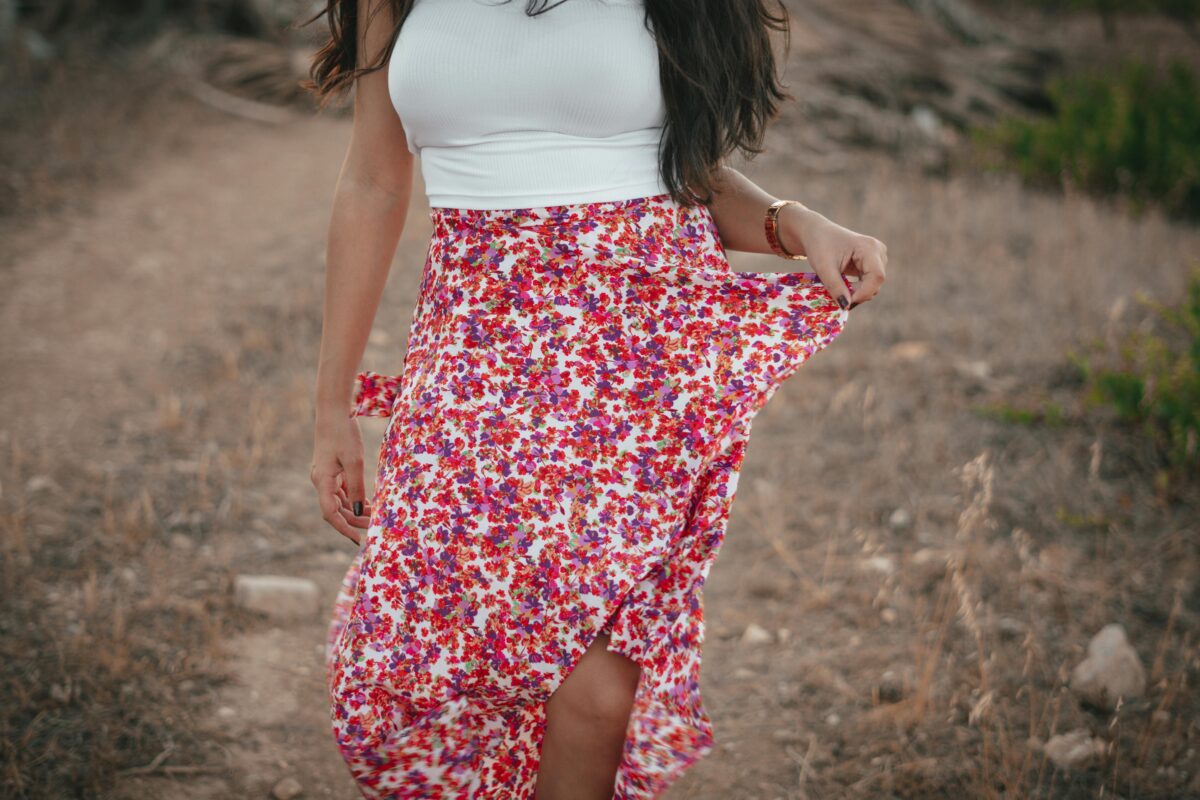 12 Outfits Women Wear That Men Notice More Than They Admit 7 woman-in-floral-skirt-walking-outdoors