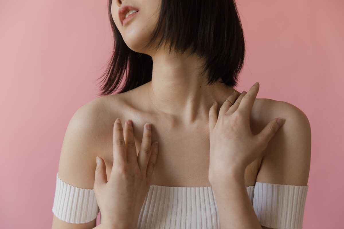 12 Outfits Women Wear That Men Notice More Than They Admit 6 a-woman-in-white-off-shoulder-top-with-her-hands-on-her-shoulders