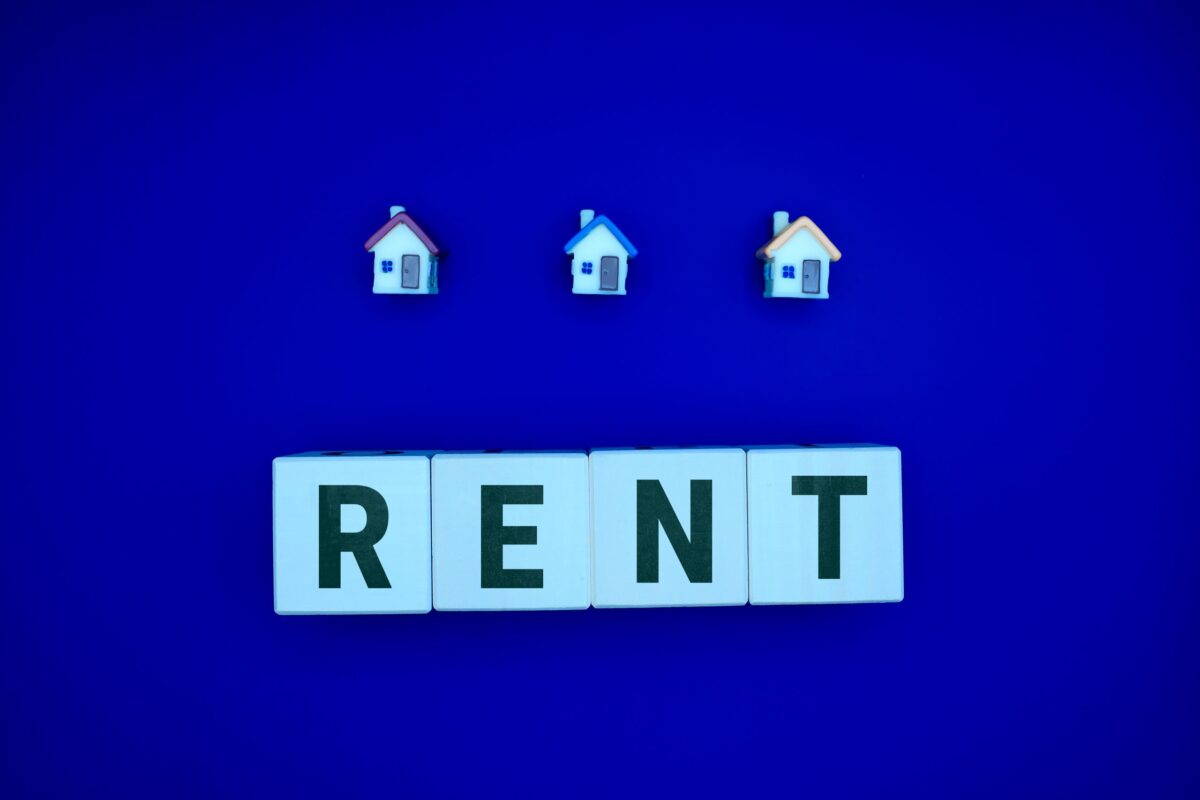 house-rental-concept-with-miniature-homes