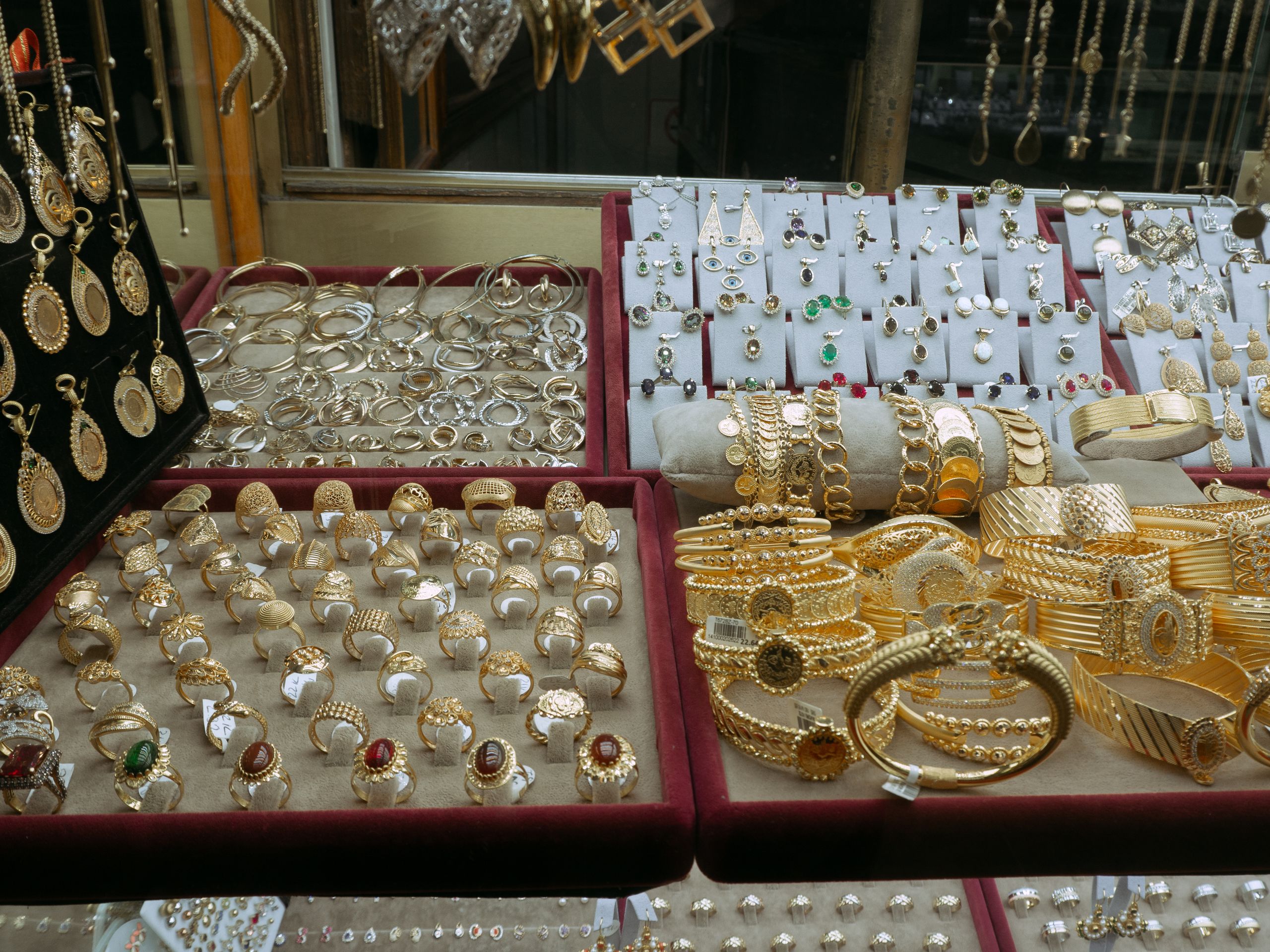 Jewelry Robbers Sentenced After Violent $1.3 Million Heist That Shook Tampa Area 1 Showcase of elegant gold and silver jewelry in an Istanbul market's display case.