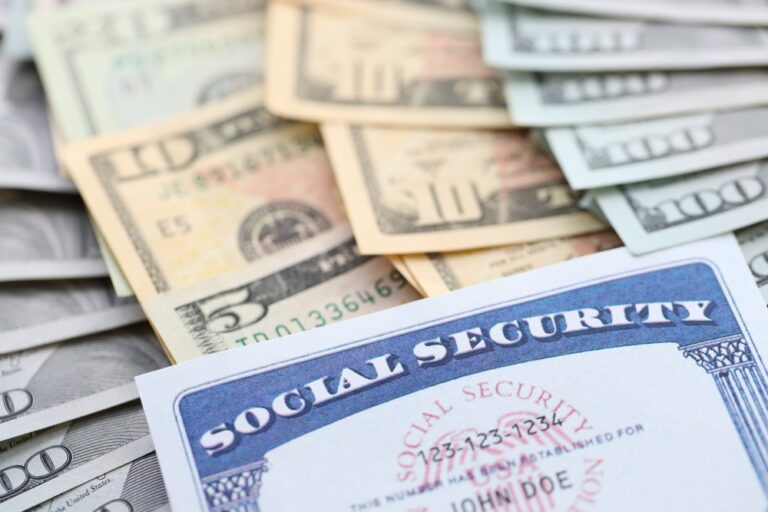 Social Security Warning for Americans Born After 1960: Claiming at 62 Could Lock In a 30% Smaller Check for Life